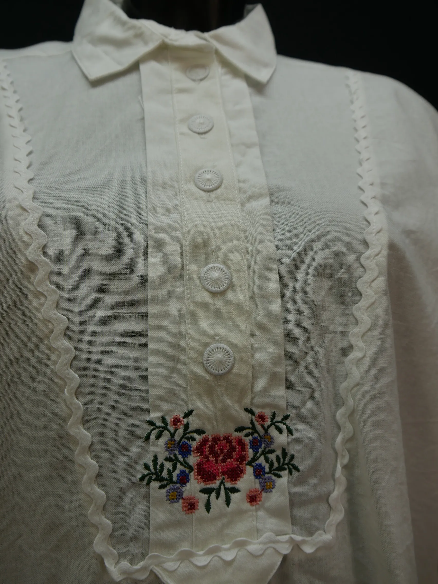 Gr.48 Trachtenbluse Bluse weiß Baumwolle Regent mit Stickerei und Borte TB5155