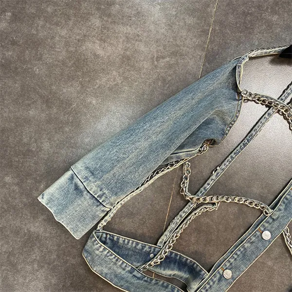 Jeansjacke mit Kettendesign in Kreuzmuster