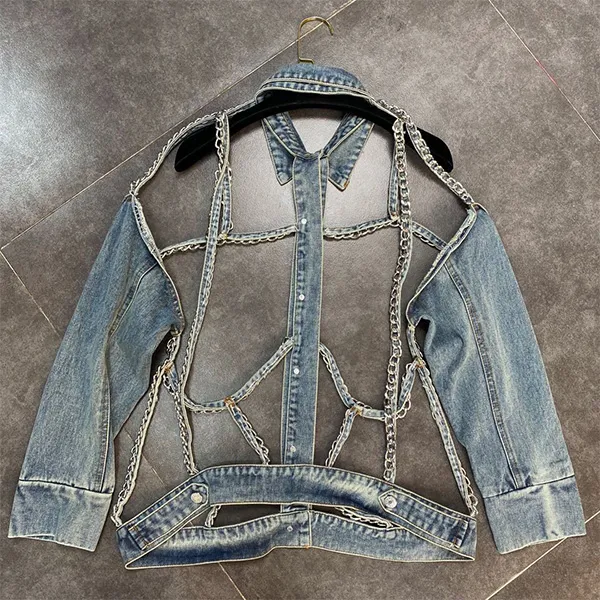 Jeansjacke mit Kettendesign in Kreuzmuster