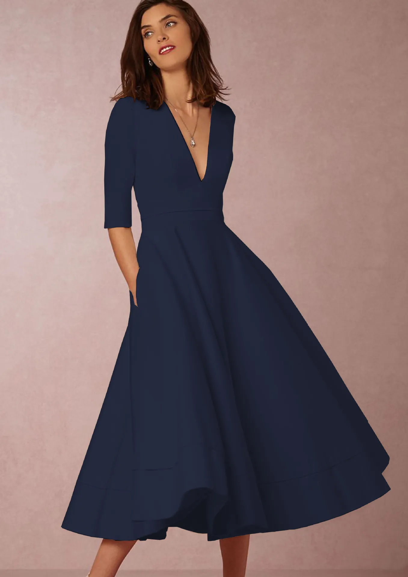 – blaues, schlichtes kleid mit v-ausschnitt